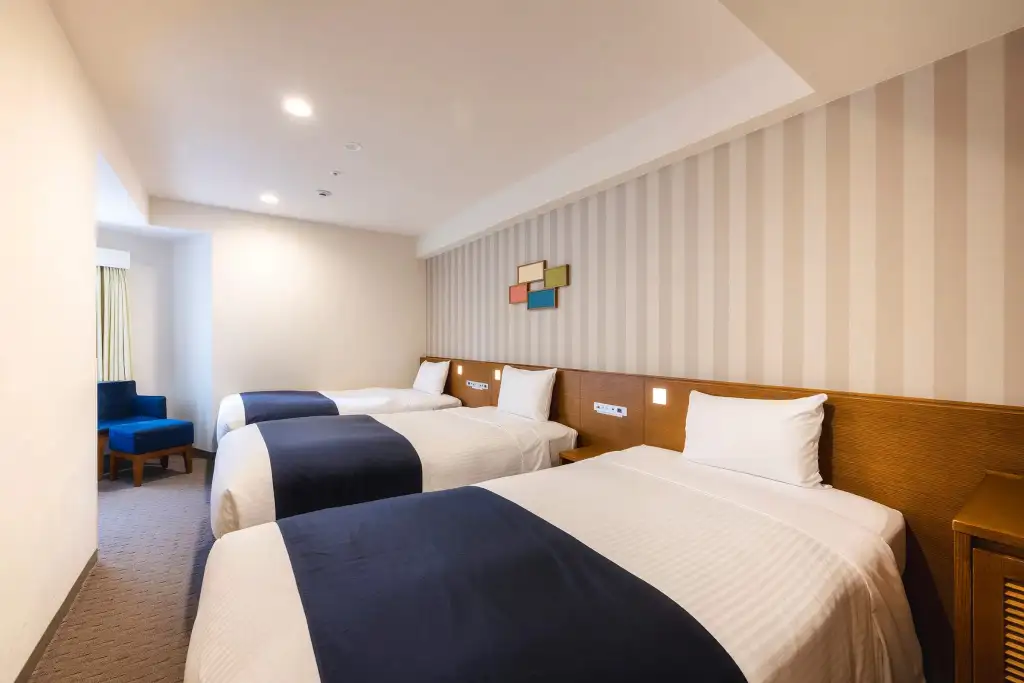 Triple Room Hotel Shinjuku Washington lokasi strategis dekat garis start Tokyo Marathon Shinjuku, ideal untuk persiapan dan istirahat sebelum lomba.