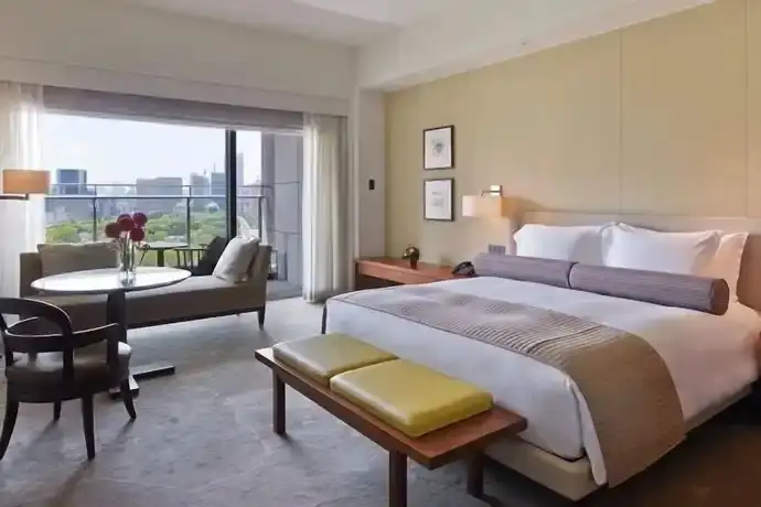 Deluxe Room with Balcony Palace Hotel Tokyo dengan balkon pribadi menghadap Imperial Palace Garden, kamar hotel luxury Tokyo cocok untuk paket liburan dan Tokyo Marathon.