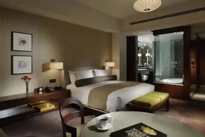 Deluxe Room Palace Hotel Tokyo di pusat Tokyo dekat Imperial Palace, kamar hotel mewah Jepang dengan desain modern elegan, king bed nyaman, dan pemandangan kota Tokyo.