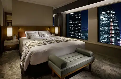 Premier Gand Suite Keio Plaza Hotel Tokyo lokasi dekat garis start [Nama Marathon], kamar luas dan nyaman untuk persiapan race.