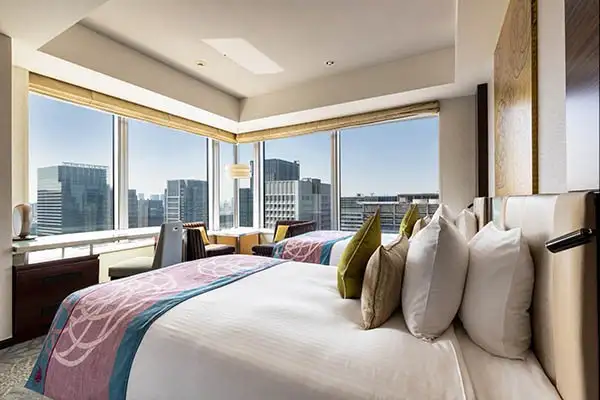 Executive Corner Twin di Hotel Metropolitan Tokyo Marunouchi dekat garis finis Tokyo Marathon area Tokyo Station, ideal untuk istirahat dan recovery setelah lomba.