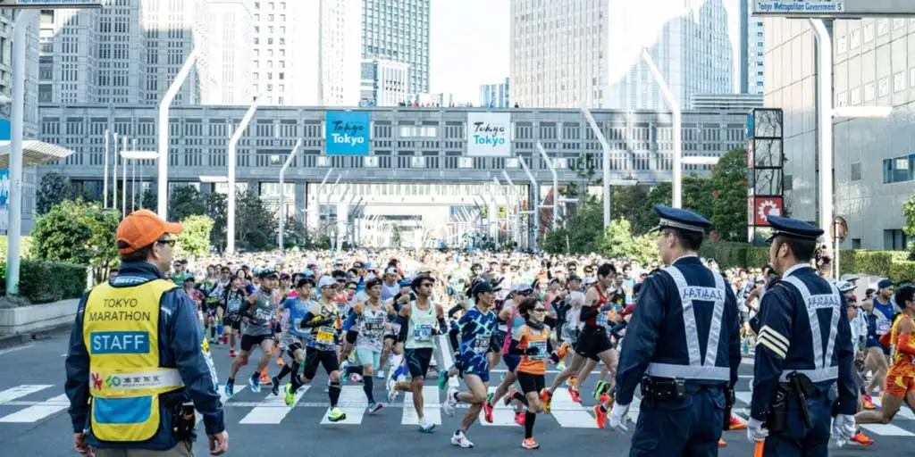 Pelari lomba Marathon tokyo 2026 begitu banyak peserta lomba di tahun 2026 penuh menuju garis finish