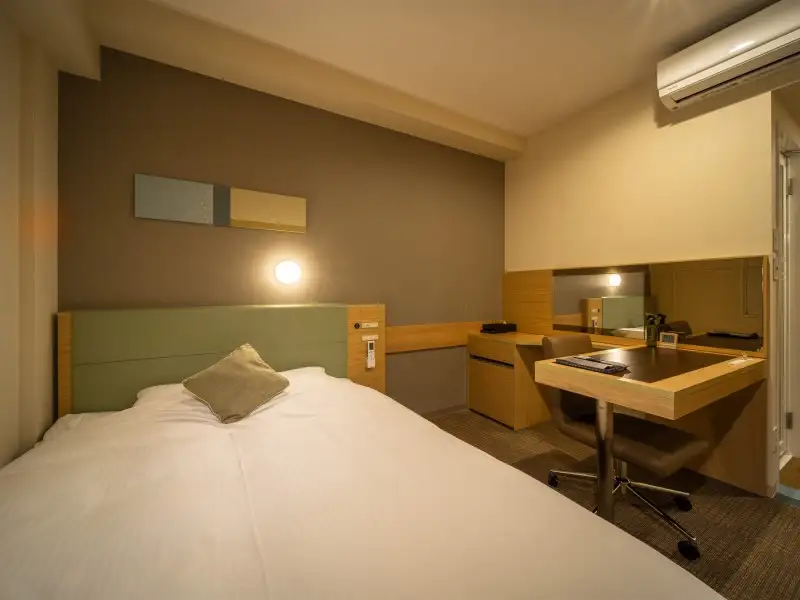 Deluxe Room Super Hotel Premier Tokyo akomodasi premium dekat garis finis Tokyo Marathon Tokyo Station, cocok untuk relaksasi dan recovery maksimal.