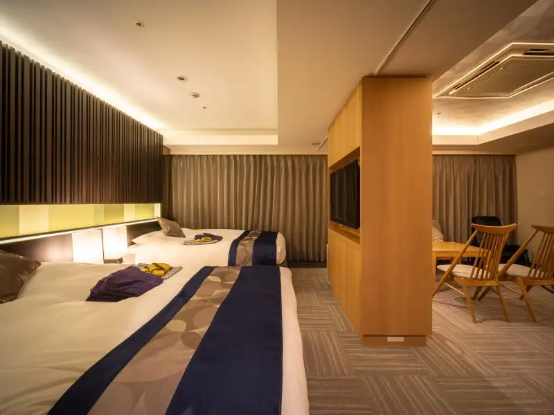 Suite Room Super Hotel Premier Tokyo akomodasi dekat finish Tokyo Marathon Tokyo Station.