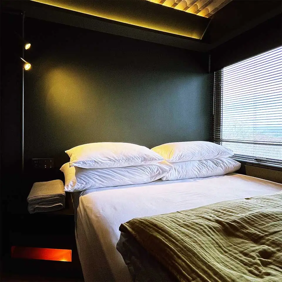 Pitu Rooms Red Army furniturnya dirancang khusus (custom-made) agar tidak memakan tempat Unik Executive  Double Room