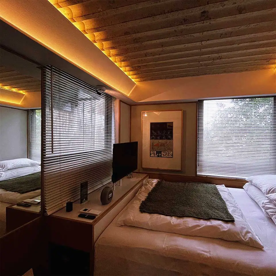 Pitu Rooms Slow White furniturnya dirancang khusus (custom-made) agar tidak memakan tempat