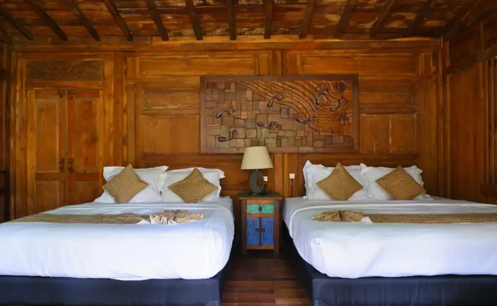 Cottage sentuhan budaya Jawa, 4 orang, sempurna bagi keluarga yang ingin kehangatan kebersamaan.