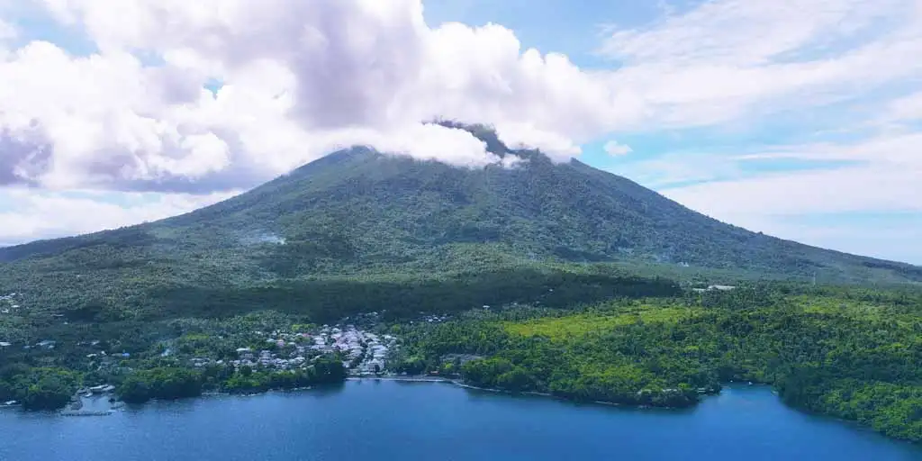 Destinasi Populer Ternate Pantai Sulamadaha