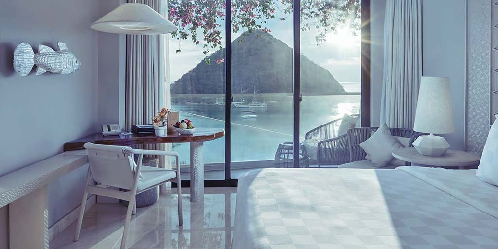 Deluxe Ocean View Room Slide 4