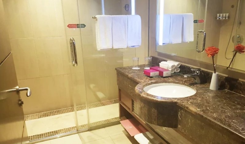 Bathroom Madinah Crowne Plaza Madinah by IHG